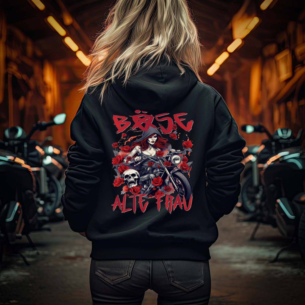 Eine Frau mit einem Hoodie für Motorradfahrerinnen von Wingbikers mit dem Aufdruck, Böse Alte Frau, als Back Print, in schwarz.