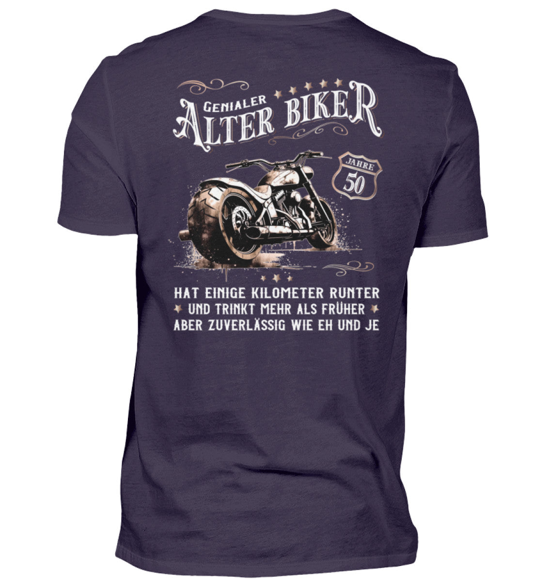Ein Biker T-Shirt zum Geburtstag für Motorradfahrer von Wingbikers mit dem Aufdruck, Alter Biker - 50 Jahre - Einige Kilometer runter, trinkt mehr - aber zuverlässig wie eh und je - mit Back Print, in aubergine.