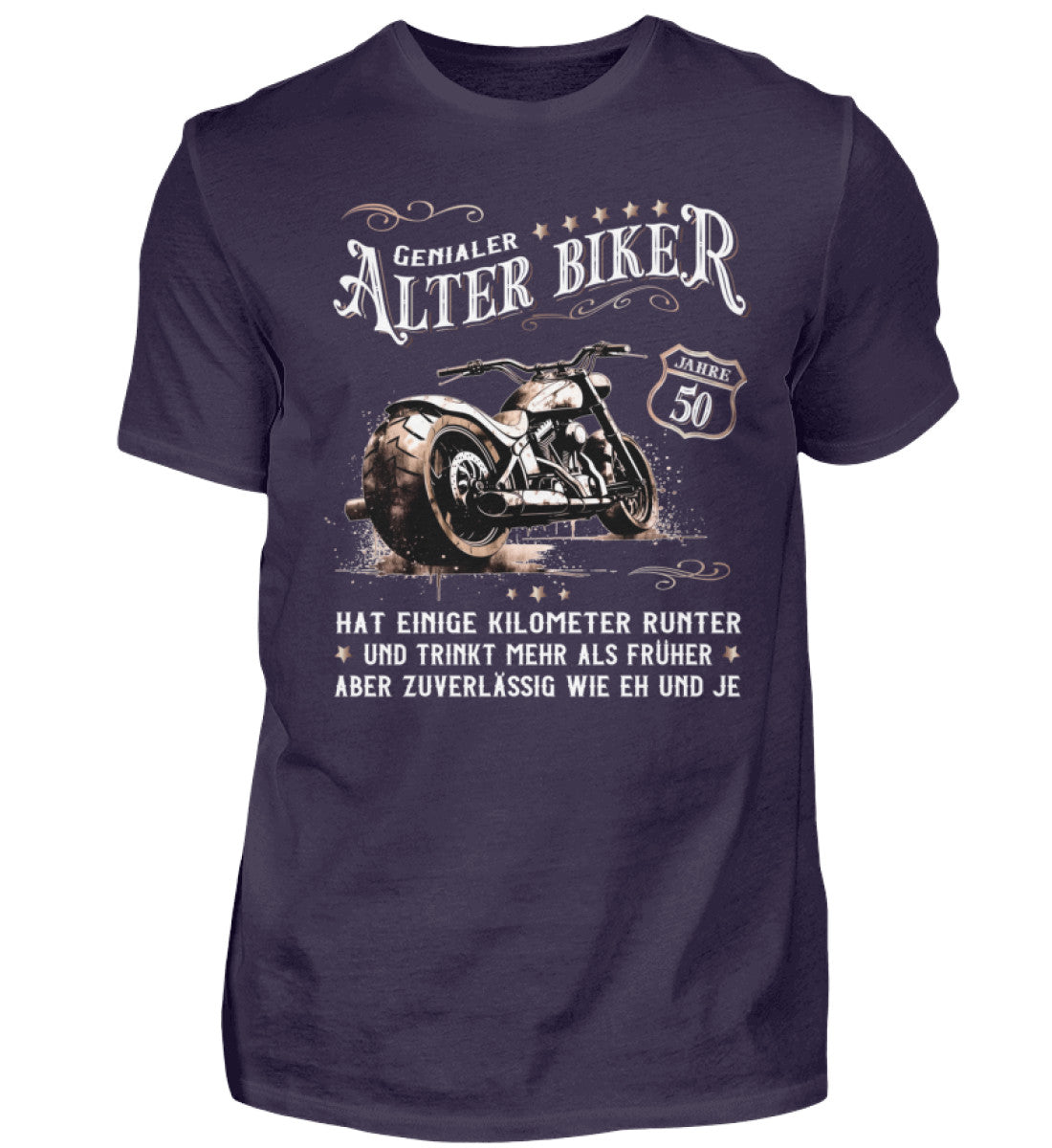 Ein Biker T-Shirt zum Geburtstag für Motorradfahrer von Wingbikers mit dem Aufdruck, Alter Biker - 50 Jahre - Einige Kilometer runter, trinkt mehr - aber zuverlässig wie eh und je - in aubergine lila.