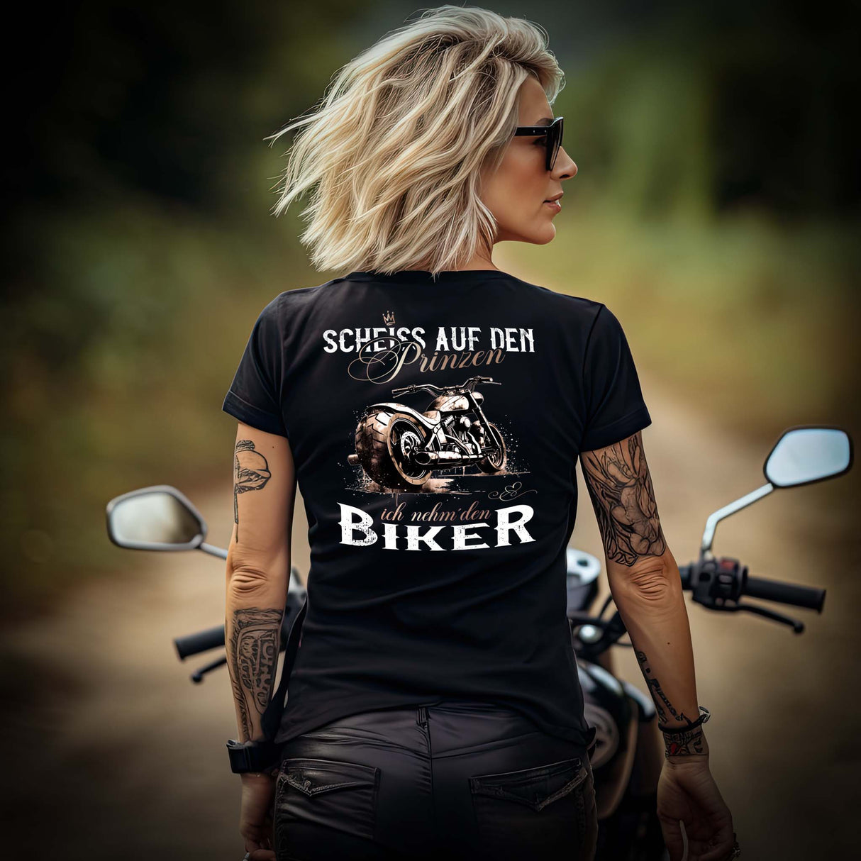 Eine Motorradfahrerin mit einem T-Shirt mit V-Ausschnitt mit dem Aufdruck, Scheiß auf den Prinzen, ich nehm' den Biker, als Backprint in schwarz.