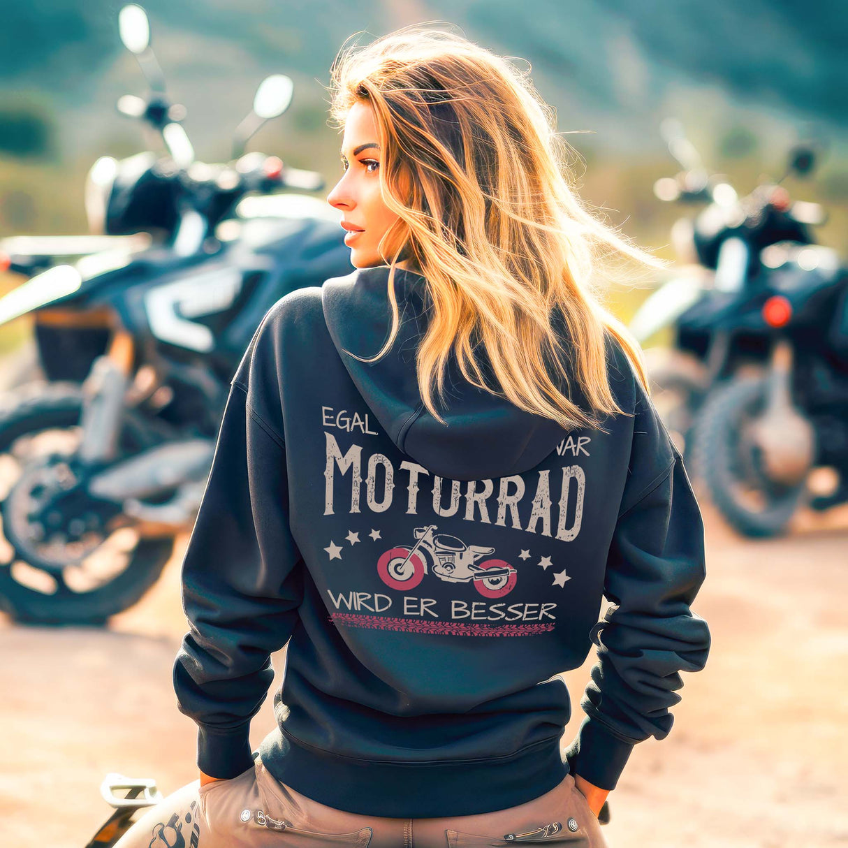 Eine Motorradfahrerin mit einer Reißverschluss-Jacke von Wingbikers mit dem Aufdruck, Egal wie mein Tag war, auf dem Motorrad wird er besser, in schwarz.