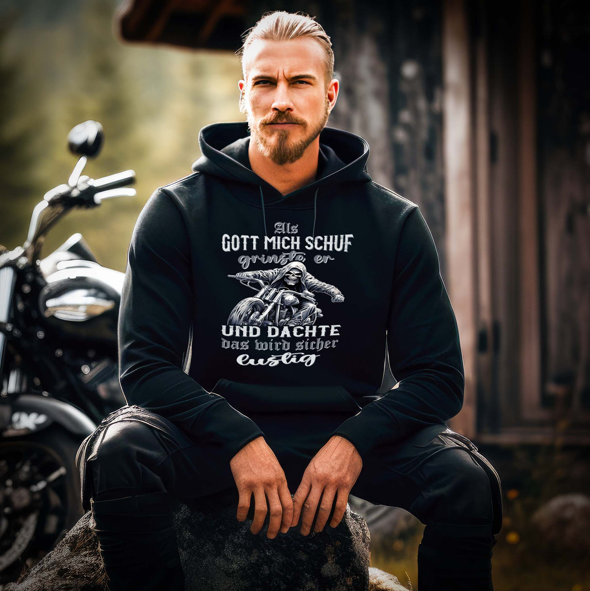 Ein Motorradfahrer mit einem Biker Hoodie von Wingbikers mit dem Aufdruck, Als Gott mich schuf grinste er und dachte, das wird sicher lustig! - in schwarz.