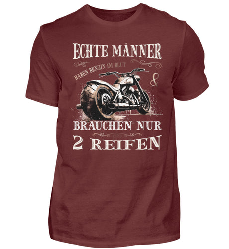 Ein T-Shirt für Motorradfahrer von Wingbikers mit dem Aufdruck, Echte Männer brauchen nur 2 Reifen, in weinrot.