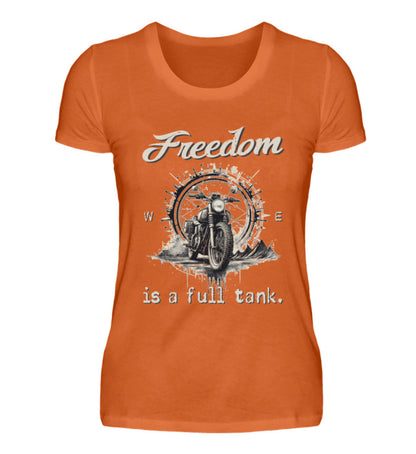 Ein T-Shirt für Motorradfahrerinnen von Wingbikers mit dem Aufdruck, Freedom Is A Full Tank - Freiheit ist ein voller Tank - mit einem Retro Vintage klassischem Motorrad, in orange.