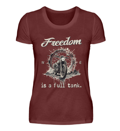 Ein T-Shirt für Motorradfahrerinnen von Wingbikers mit dem Aufdruck, Freedom Is A Full Tank - Freiheit ist ein voller Tank - mit einem Retro Vintage klassischem Motorrad, in weinrot.