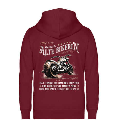 Ein Bikerin Zip-Hoodie für Motorradfahrerinnen von Wingbikers mit dem Aufdruck, Alte Bikerin - Einige Kilometer Runter - Doch elegant wie eh und je - mit Back Print, in burgunder weinrot.