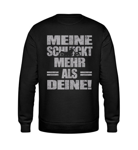 Ein Biker Sweatshirt für Motorradfahrer von Wingbikers mit dem Aufdruck, Meine schluckt mehr als deine! mit einem Motorrad, in schwarz.