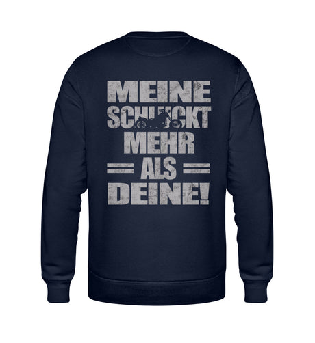 Ein Biker Sweatshirt für Motorradfahrer von Wingbikers mit dem Aufdruck, Meine schluckt mehr als deine! mit einem Motorrad, in navy blau.