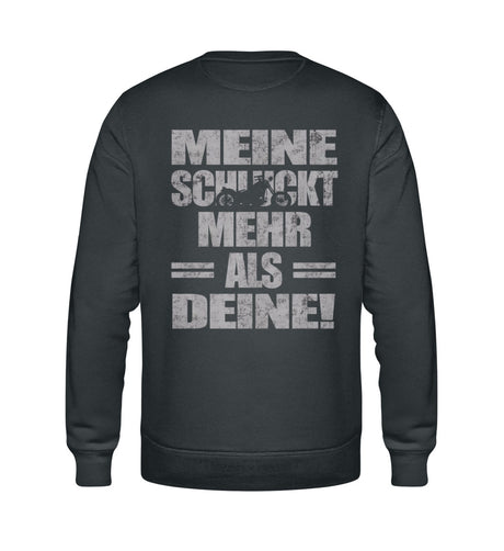 Ein Biker Sweatshirt für Motorradfahrer von Wingbikers mit dem Aufdruck, Meine schluckt mehr als deine! mit einem Motorrad, in dunkelgrau.