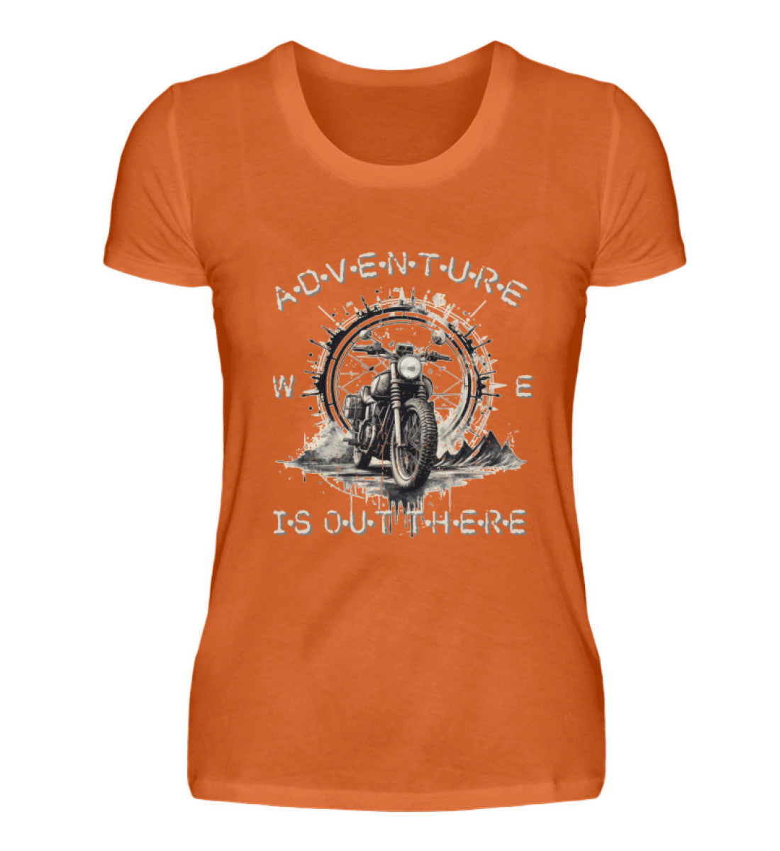 Ein T-Shirt für Motorradfahrerinnen von Wingbikers mit dem Aufdruck, Adventure Is Out There, in orange.