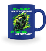 Eine Tasse für Motorradfahrer von Wingbikers, mit dem beidseitigen Aufdruck, Ist auch grün und klebt auf der Straße, ist aber geil und nervt nicht, in royal blau.