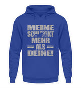 Ein Biker Hoodie für Motorradfahrer von Wingbikers mit dem Aufdruck, Meine schluckt mehr als deine! mit einem Motorrad, in royal blau.