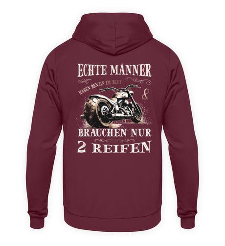 Ein Biker Hoodie für Motorradfahrer von Wingbikers mit dem Aufdruck, Echte Männer brauchen nur 2 Reifen, als Back Print, in burgunder weinrot.