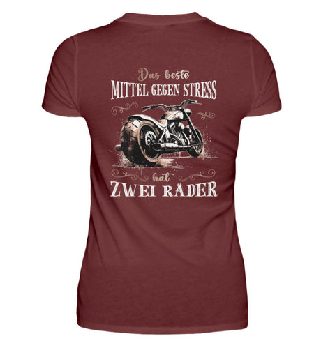 Ein T-Shirt für Motorradfahrerinnen von Wingbikers mit dem Aufdruck, Das beste Mittel gegen Stress hat 2 Räder, in weinrot.