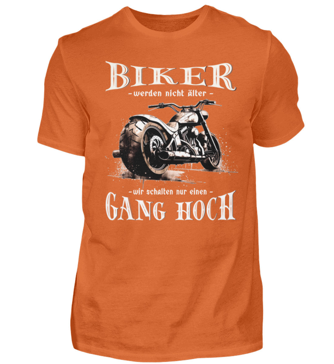 Ein Biker T-Shirt für Motorradfahrer von Wingbikers mit dem Aufdruck, Biker werden nicht älter - Wir schalten nur einen Gang hoch! - in orange.