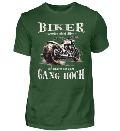 Ein Biker T-Shirt für Motorradfahrer von Wingbikers mit dem Aufdruck, Biker werden nicht älter - Wir schalten nur einen Gang hoch! - in dunkelgrün.