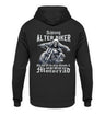 Ein Biker Hoodie für Motorradfahrer von Wingbikers mit dem Aufdruck, Achtung alter Biker - Gib ihm Öl und hilf ihm auf sein Motorrad, als Back Print - in schwarz.