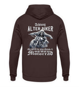 Ein Biker Hoodie für Motorradfahrer von Wingbikers mit dem Aufdruck, Achtung alter Biker - Gib ihm Öl und hilf ihm auf sein Motorrad, als Back Print - in braun.