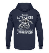 Ein Biker Hoodie für Motorradfahrer von Wingbikers mit dem Aufdruck, Achtung alter Biker - Gib ihm Öl und hilf ihm auf sein Motorrad, als Back Print - in navy blau.