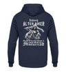 Ein Biker Hoodie für Motorradfahrer von Wingbikers mit dem Aufdruck, Achtung alter Biker - Gib ihm Öl und hilf ihm auf sein Motorrad, als Back Print - in navy blau.