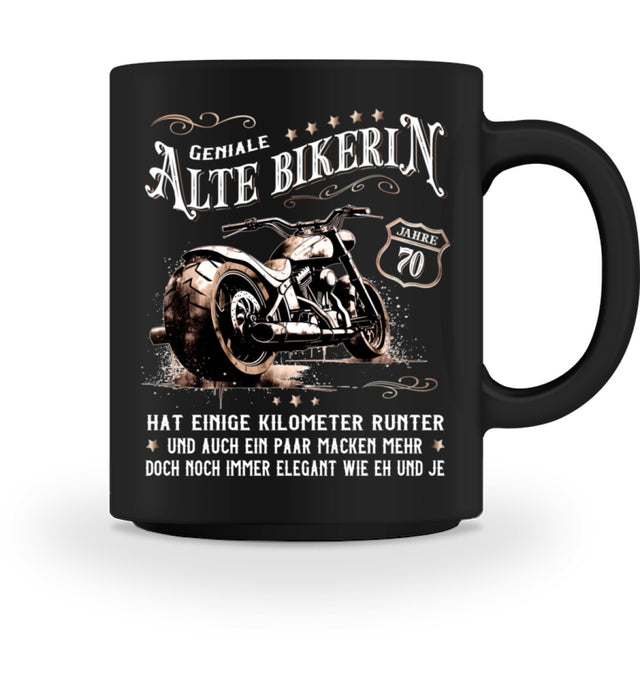 Eine Bikerin Geburtstags-Tasse für Motorradfahrerinnen, von Wingbikers, mit dem beidseitigen Aufdruck, Alte Bikerin - 70 Jahre - Einige Kilometer Runter - Doch elegant wie eh und je, in schwarz.