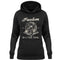 Ein Damen Hoodie für Motorradfahrerinnen von Wingbikers mit dem Aufdruck, Freedom Is A Full Tank - Freiheit ist ein voller Tank - mit einem Retro Vintage klassischem Motorrad, in schwarz.