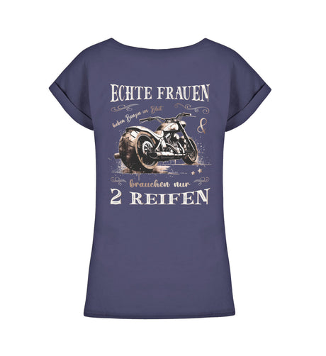 Ein T-Shirt für Motorradfahrerinnen von Wingbikers mit dem Aufdruck, Echte Frauen brauchen nur zwei Reifen - mit Back Print, leger geschnitten, in navy blau.