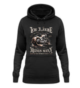 Ein Damen Hoodie für Motorradfahrerinnen von Wingbikers mit dem Aufdruck, Ich liebe meinen Mann, wenn er mich Motorrad fahren lässt! - in schwarz.