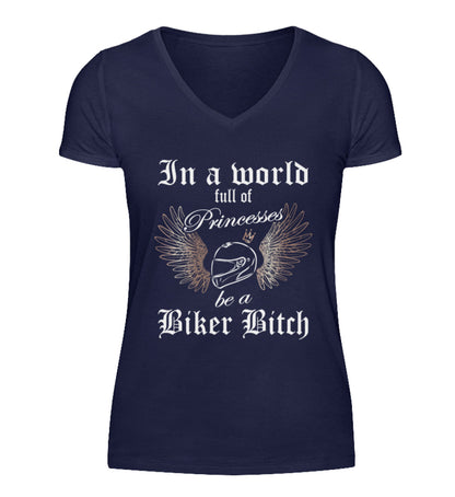 Ein Bikerin T-Shirt mit V-Ausschnitt für Motorradfahrerinnen von Wingbikers mit dem Aufdruck, In a world full of Princesses, be a Biker Bitch - in navy blau.