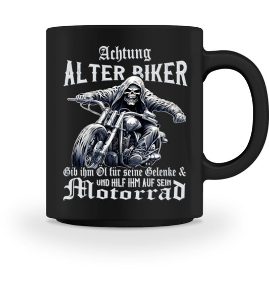 Eine Tasse für Motorradfahrer von Wingbikers, mit dem beidseitigen Aufdruck, Achtung alter Biker - Gib ihm Öl und hilf ihm auf sein Motorrad, in schwarz.