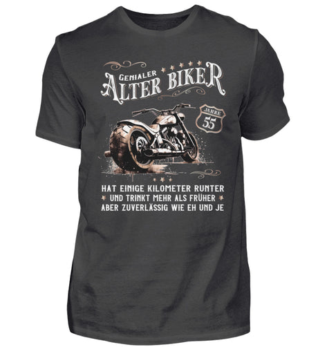 Ein Biker T-Shirt zum Geburtstag für Motorradfahrer von Wingbikers mit dem Aufdruck, Alter Biker - 55 Jahre - Einige Kilometer runter, trinkt mehr - aber zuverlässig wie eh und je - in dunkelgrau.