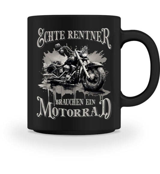 Eine Tasse für Motorradfahrer von Wingbikers, mit dem beidseitigen Aufdruck, Echte Rentner brauchen ein Motorrad, in schwarz.