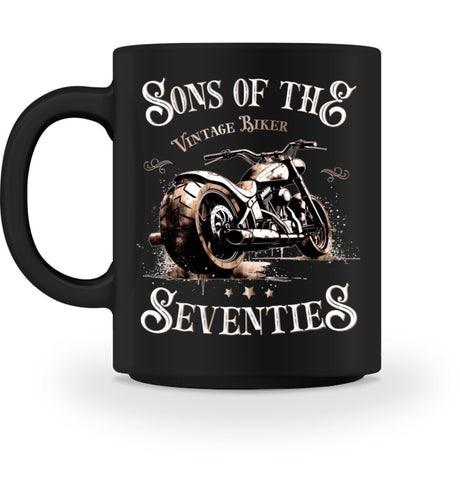 Eine Tasse für Motorradfahrer von Wingbikers, mit dem beidseitigen Aufdruck, Sons of the Seventies im vintage Stil, in schwarz.