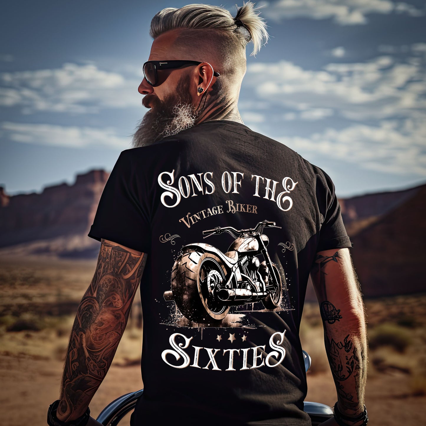 Ein Biker mit einem T-Shirt für Motorradfahrer von Wingbikers mit dem Aufdruck, Sons of the Sixties - im vintage Stil, als Back Print, in schwarz.