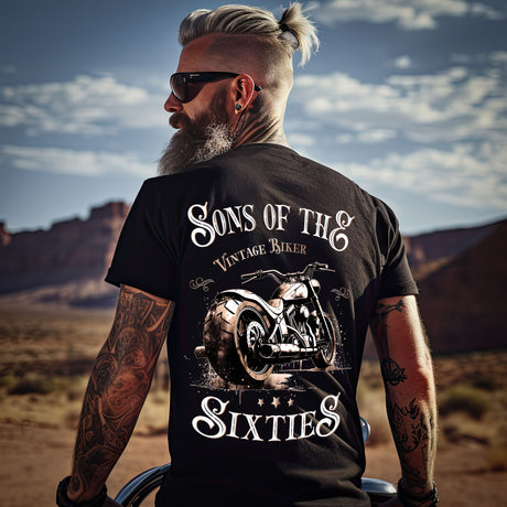 Ein Biker mit einem T-Shirt für Motorradfahrer von Wingbikers mit dem Aufdruck, Sons of the Sixties - im vintage Stil, als Back Print, in schwarz.