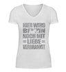 Ein Bikerin T-Shirt mit V-Ausschnitt für Motorradfahrerinnen von Wingbikers mit dem Aufdruck, Hier wird Benzin noch mit Liebe verbrannt - in weiß.