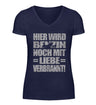 Ein Bikerin T-Shirt mit V-Ausschnitt für Motorradfahrerinnen von Wingbikers mit dem Aufdruck, Hier wird Benzin noch mit Liebe verbrannt - in navy blau.