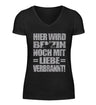 Ein Bikerin T-Shirt mit V-Ausschnitt für Motorradfahrerinnen von Wingbikers mit dem Aufdruck, Hier wird Benzin noch mit Liebe verbrannt - in schwarz.