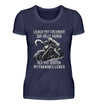 Ein T-Shirt für Motorradfahrerinnen von Wingbikers mit dem Aufdruck, Lieber mit Freunden zur Hölle fahren, als mit Idioten im Paradies leben, in navy blau.