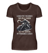 Ein T-Shirt für Motorradfahrerinnen von Wingbikers mit dem Aufdruck, Lieber mit Freunden zur Hölle fahren, als mit Idioten im Paradies leben, in braun.