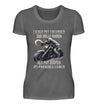 Ein T-Shirt für Motorradfahrerinnen von Wingbikers mit dem Aufdruck, Lieber mit Freunden zur Hölle fahren, als mit Idioten im Paradies leben, in dunkelgrau.