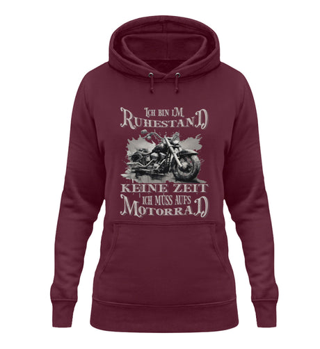 Ein Damen Hoodie für Motorradfahrerinnen von Wingbikers mit dem Aufdruck, Ich bin im Ruhestand - Keine Zeit - Ich muss aufs Motorrad, im vintage Stil in burgunder weinrot.