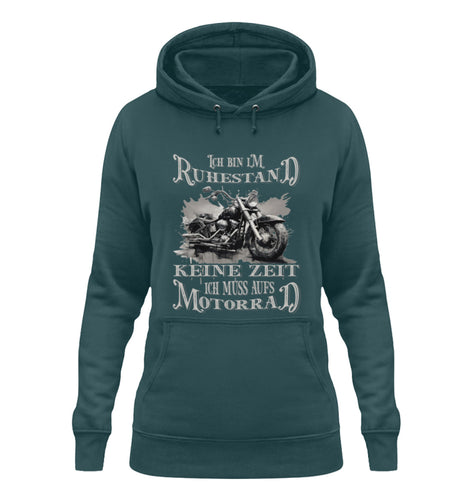 Ein Damen Hoodie für Motorradfahrerinnen von Wingbikers mit dem Aufdruck, Ich bin im Ruhestand - Keine Zeit - Ich muss aufs Motorrad, im vintage Stil in petrol türkis.