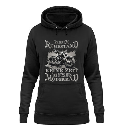 Ein Damen Hoodie für Motorradfahrerinnen von Wingbikers mit dem Aufdruck, Ich bin im Ruhestand - Keine Zeit - Ich muss aufs Motorrad, im vintage Stil in schwarz.