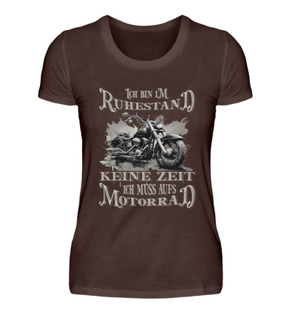 Ein T-Shirt für Motorradfahrerinnen von Wingbikers mit dem Aufdruck, Ich bin im Ruhestand - Keine Zeit - Ich muss aufs Motorrad, im vintage Stil in braun.
