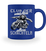 Eine Tasse für Motorradfahrerinnen von Wingbikers mit dem beidseitigen Aufdruck, Club der verrückten alten Schachteln, in blau.