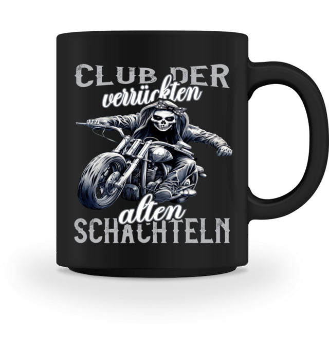 Eine Tasse für Motorradfahrerinnen von Wingbikers mit dem beidseitigen Aufdruck, Club der verrückten alten Schachteln, in schwarz.