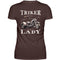 Ein T-Shirt für Trike Fahrerinnen von Wingbikers mit dem Aufdruck, Triker Lady - Triker Life, im vintage Stil, als Back Print, in braun.