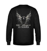 Ein Bikerin Sweatshirt für Motorradfahrerinnen von Wingbikers mit dem Aufdruck, Nur fliegen ist schöner mit Flügeln, als Back Print, in schwarz. 