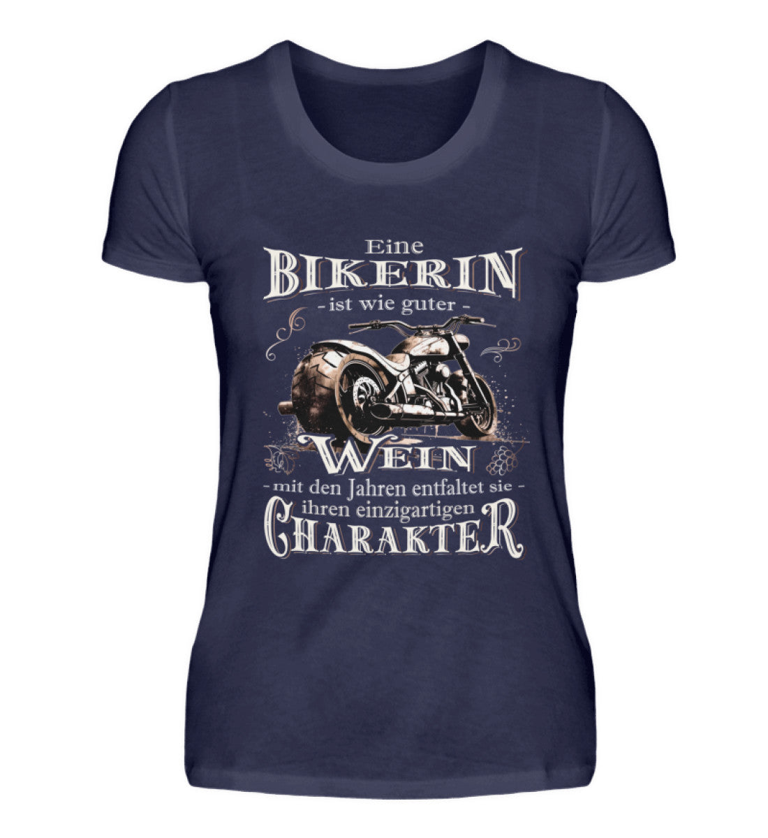 Ein Bikerin T-Shirt für Motorradfahrerinnen von Wingbikers mit dem Aufdruck, Eine Bikerin ist wie guter Wein - mit den Jahren entfaltet sie ihren einzigartigen Charakter - in navy blau.